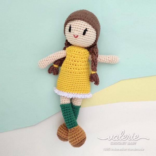 Boneka Rajut Alice in Green Socks - Valerie Crochet
