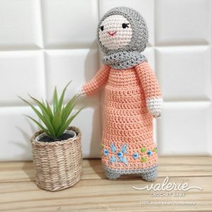 Boneka Rajut Grey Hijab- Valerie Crochet